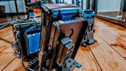 Blackmagic Pocket 6K BMPCC – incl Cage  & 1.5TB SSDs + 2x 98Wh V-Mounts full